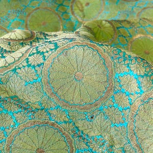 Tela de brocado dorado de los años 60, verde brillante y azul turquesa con hilos metálicos. Se vende cortada a medida. Ancho: 25" (n.° 5492).