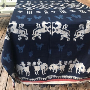 Coperta Indaco Sumba Pua intrecciata a mano del 1900 circa, tessuto Ikat 100 &quot;x 40&quot; motivo cavallo reale #2591
