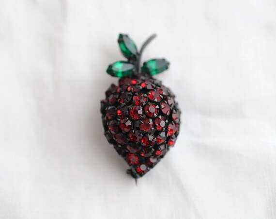 Warner Strawberry Brooch, Rhinestone Strawberry, S