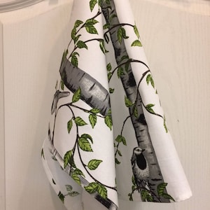 Puede incluir: Toalla de cocina blanca con un dise&ntilde;o de &aacute;rbol de abedul verde y gris y un p&aacute;jaro.