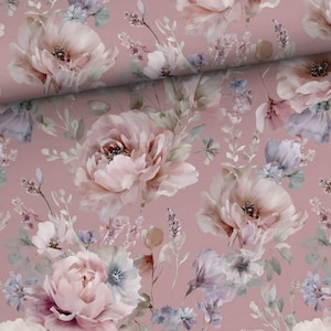 Op de afbeelding: Een stof met een herhalend bloemenpatroon op een oudroze achtergrond. Het ontwerp bevat grote, gelaagde pioenroosachtige bloemen in zachte roze en witte tinten, afgewisseld met kleinere blauwachtige bloemen en delicaat groen gebladerte.