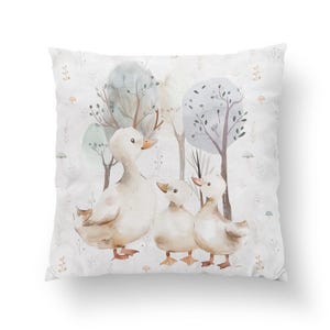 Puede incluir: Una ilustraci&oacute;n de acuarela de tres patos en un entorno de bosque. Los patos son blancos con acentos marrones y est&aacute;n rodeados de &aacute;rboles y follaje. El fondo es gris claro con un patr&oacute;n sutil.