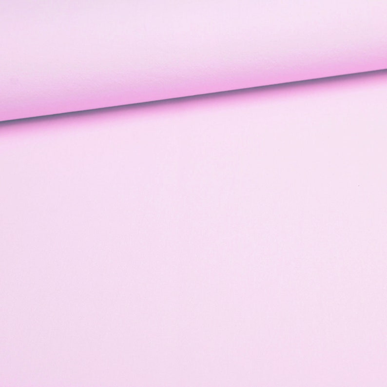 Puede incluir: Una tela de color rosa claro s&oacute;lido con una textura suave y mate. El material est&aacute; doblado en la parte superior, creando una l&iacute;nea horizontal limpia en la parte superior del marco, mostrando el color pastel constante y la superficie uniforme.