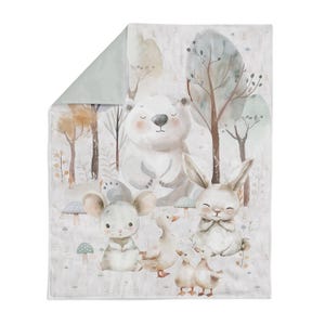 Puede incluir: Una ilustraci&oacute;n de acuarela de un oso blanco, un conejo, un rat&oacute;n y tres patitos en un entorno de bosque. Los animales est&aacute;n rodeados de &aacute;rboles, setas y flores. La ilustraci&oacute;n est&aacute; hecha en colores suaves y apagados.
