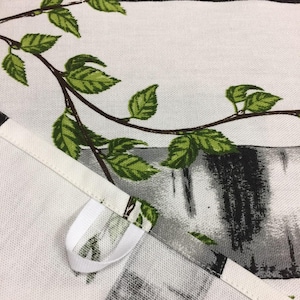 Puede incluir: Toalla de cocina blanca con un patr&oacute;n de &aacute;rbol de abedul blanco y negro y hojas verdes. La toalla de cocina tiene un lazo blanco para colgar.