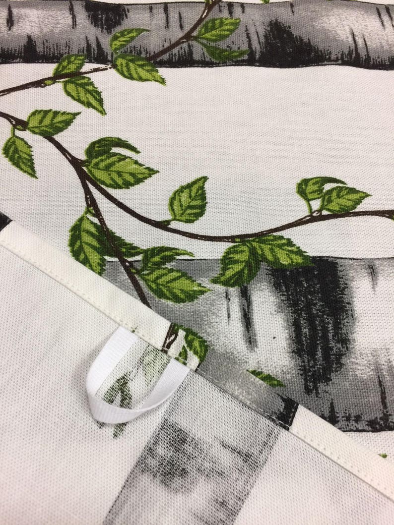 Puede incluir: Toalla de cocina blanca con un patr&oacute;n de &aacute;rbol de abedul blanco y negro y hojas verdes. La toalla de cocina tiene un lazo blanco para colgar.