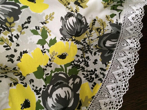Round floral tablecloth with lace border, Scandinavian cotton fabric, Yellow & Grey - Round 155 cm / 61 inches