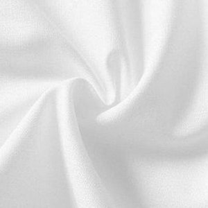 Könnte beinhalten: Weißer Stoff mit einer glatten, weichen Textur. Der Stoff ist gefaltet und zerknittert, wodurch ein natürliches, organisches Aussehen entsteht.