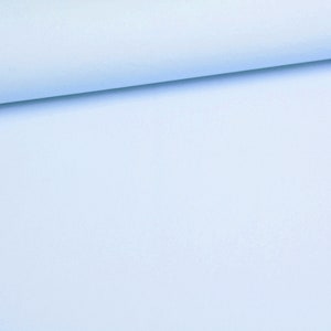 Puede incluir: Una tela de color azul claro s&oacute;lido doblada en el borde superior. El material tiene una textura suave y mate, con un color consistente y uniforme en toda la superficie, mostrando un aspecto limpio y sencillo sin patrones ni detalles.