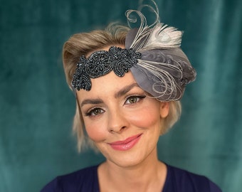 Tocado Gatsby de plata gris de la década de 1920, diadema de plumas de aleta gris, regalo de diadema con cuentas de pavo real, tocado de diadema de plumas de fiesta de bodas