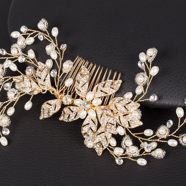 Bruid haar sieraden parels bruiloft haar kammen