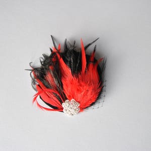 Red Feather Fascinator Hair Clip Downton Abbey 1920's flapper headpiece black red Gatsby Feather bridal fasciantor christmas hair piece imagem 3