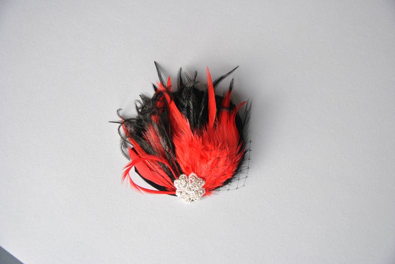 Red Feather Fascinator Hair Clip Downton Abbey 1920's flapper headpiece black red Gatsby Feather bridal fasciantor christmas hair piece imagem 3