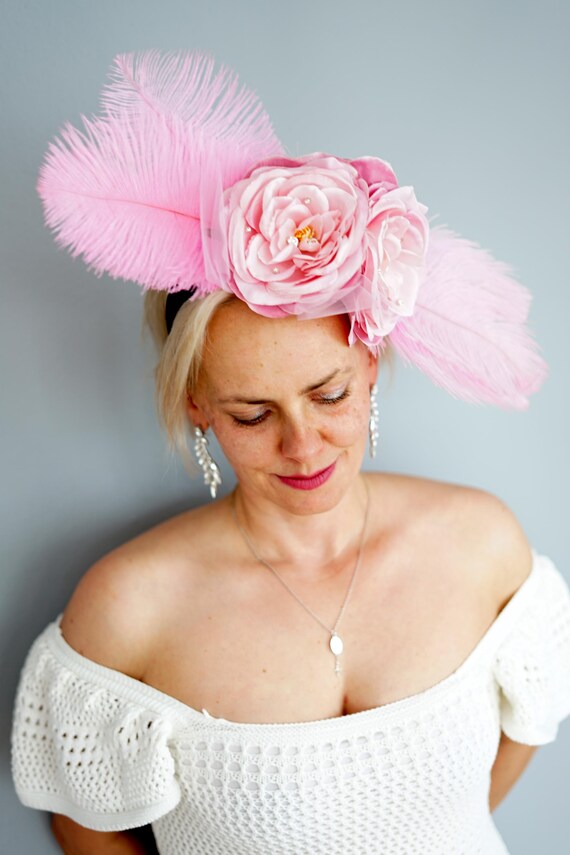 ピンクの花の羽のファシネーター、ピンクのダービーハット、花の羽の