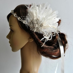 Tocado estilo charlestón con diamantes de imitación, tocado estilo charlestón del Gran Gatsby, tocado nupcial de los años 20, diadema con diamantes de imitación, tocado de plumas color marfil