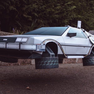 Tillbaka till framtiden DeLorean tidsmaskin | Gör-det-själv 3D-papperspysselbilmallar, papperspysselmodell för vuxna och barn, direkt nedladdning i PDF-format bild 3