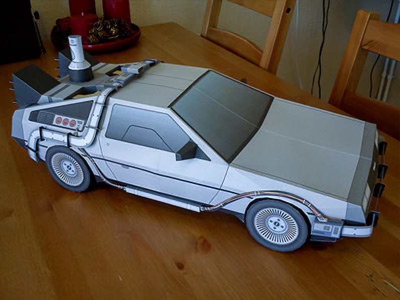 Tillbaka till framtiden DeLorean tidsmaskin | Gör-det-själv 3D-papperspysselbilmallar, papperspysselmodell för vuxna och barn, direkt nedladdning i PDF-format bild 1