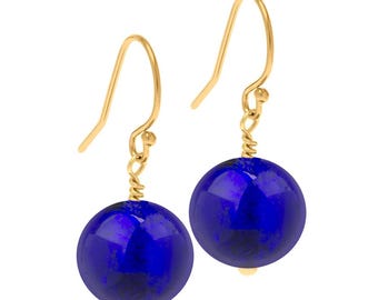 Orecchini in vetro di Murano blu cobalto con ganci francesi in vermeil d'oro.
