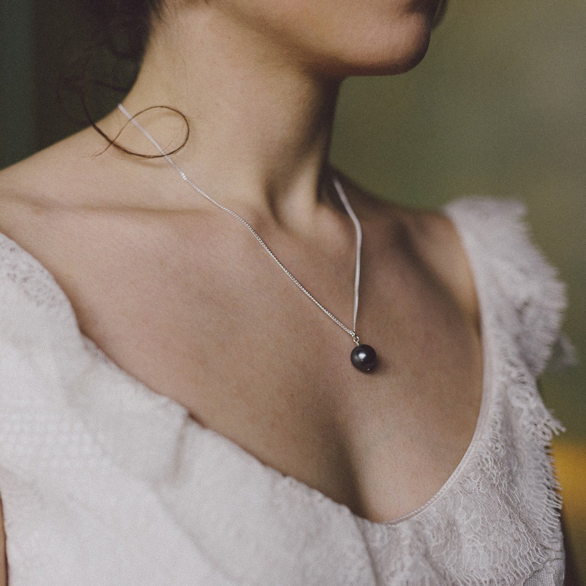 A Dark Grey Pearl Pendant Necklace | Pearl Drop Pendant
