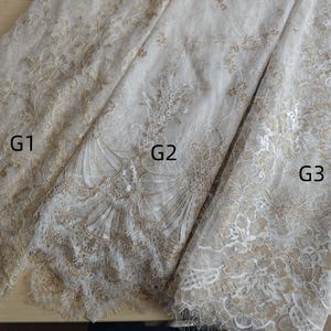 Puede incluir: Tres secciones de tela de encaje marfil con patrones florales y ornamentados. La tela está etiquetada G1, G2 y G3. El encaje tiene una apariencia delicada y texturizada, adecuada para ropa de novia u otros proyectos elegantes.