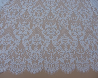 Tessuto in pizzo con effetto ciglia, pizzo Chantilly color bianco sporco per matrimoni, larghezza 59 pollici (3 iarde).