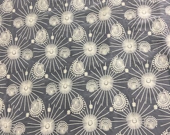 Tela de encaje bordado de seda beige, bordado de algodón sobre gasa arrugada de seda, tela de vestido de novia, bordado de estrellas y luna, velo de bordado