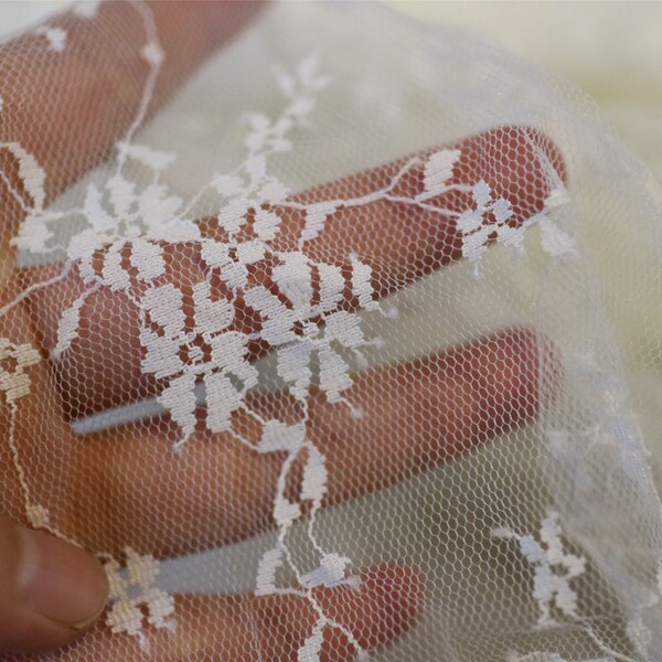 Tissu de dentelle d’ivoire par cour ou gros, tissu blanc de dentelle de robe de mariée d’ivoire, voile de dentelle de fleur molle