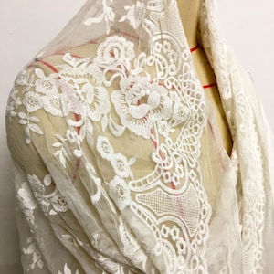 オフホワイトの花柄シルクレース、刺繍シルク生地、レース生地、ウェディングドレス生地 - ZSME0030