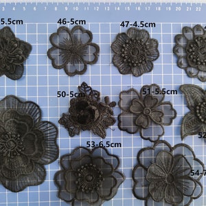 Puede incluir: Diez aplicaciones de encaje negro en varios tamaños y formas, que van de 4,5 a 9 cm. Las aplicaciones son todas diseños florales con detalles intrincados.