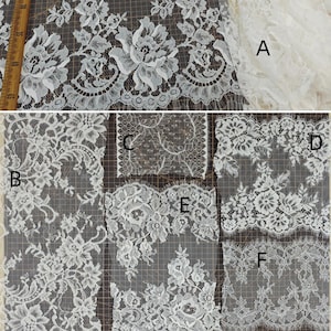 Puede incluir: Una colección de muestras de tela de encaje blanco. Las muestras muestran varios diseños florales y estampados, incluyendo delicadas flores y bordes intrincados. El encaje se exhibe sobre un fondo de cuadrícula, resaltando las texturas y patrones detallados.