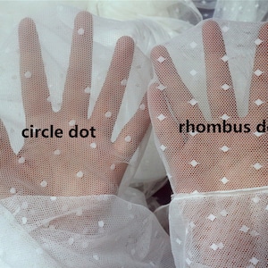 Vitprickig spets / off-white stretchigt spetstyg / Snövit stretchigt spetstyg / Blommigt spetstyg / stänkmönster spets / prickig spets