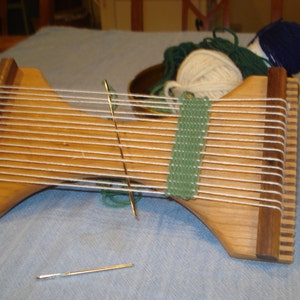 The Minnow Small Hand Held Loom image 3