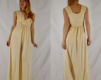S/M 1970s Buttercream Lace Nylon Nightgown