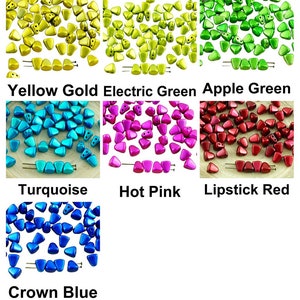 Puede incluir: Surtido de cuentas en forma de triángulo en varios colores, incluyendo oro amarillo, verde eléctrico, verde manzana, turquesa, rosa intenso, rojo de labios y azul corona.