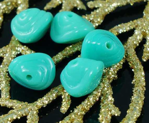 不透明なターコイズブルーのチェコガラス貝殻ビーズ9mm x7mm16pcs