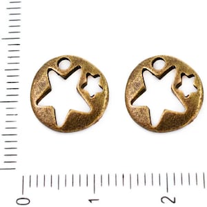 8pcs Antique Bronze Ton Flache Runde Sterne Anhänger Charms Bohemian Metal Ergebnisse 12mm Loch 2mm