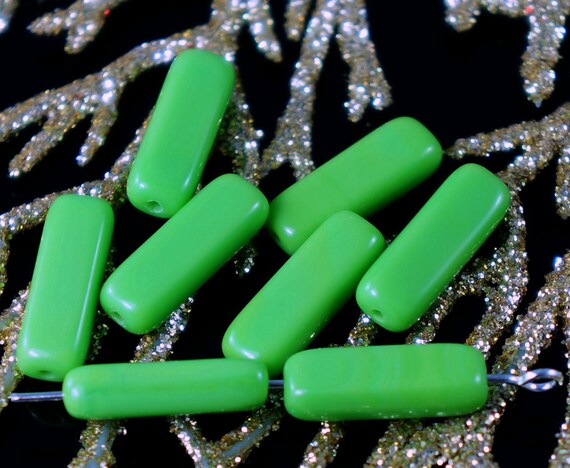 Opaque Vert tchèque Verre Plat Tube de Perles Rectangle de 15 mm x 5mm 14pcs