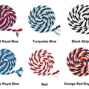 Könnte beinhalten: Sechs Spulen mit farbigem Seil in verschiedenen Farbkombinationen. Das Seil ist gedreht und hat ein gestreiftes Muster. Die Farben umfassen Rot, Blau, Weiß, Türkis, Schwarz und Orange.