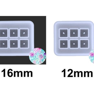 Könnte beinhalten: Zwei weiße Silikonformen zum Herstellen von Schmuck aus Harz. Die Form links hat sechs Quadrate, jedes mit einem Loch in der Mitte, und misst 16 mm. Die Form rechts hat sechs Quadrate, jedes mit einem Loch in der Mitte, und misst 12 mm.