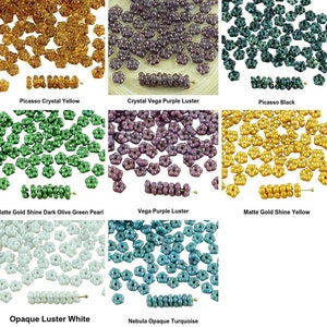 Puede incluir: Surtido de cuentas de vidrio con forma de flor en varios colores, incluyendo amarillo, morado, verde, blanco y turquesa. Las cuentas tienen un acabado brillante y están dispuestas en filas sobre un fondo blanco.