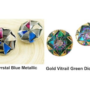 Puede incluir: Dos botones decorativos, uno con un acabado plateado metálico y vidrio iridiscente azul y rosa, y el otro con un acabado dorado y vidrio iridiscente verde y morado.