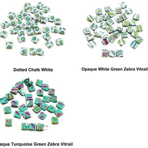 Puede incluir: Surtido de azulejos cuadrados de vidrio con diferentes patrones. Los azulejos son blancos con puntos verdes y turquesa, blancos con rayas verdes y rosas, y turquesa con rayas verdes y moradas. "Dotted Chalk White", "Opaque White Green Zebra Vitrail", y "Opaque Turquoise Green Zebra Vitrail" están escritos debajo de los azulejos.