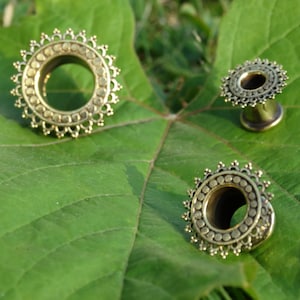 Sun flower ear tunnel | price x 1 | gauged ear | brass tunnel | hippie style | golden color - old gold color | ear tunnel | ear plug