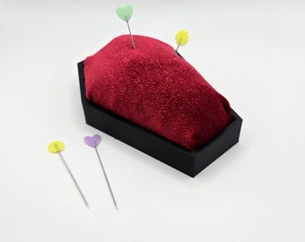 Almofada de alfinetes em formato de caixão (várias estampas)