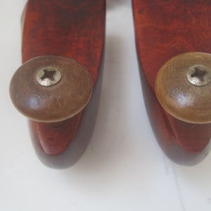 Pair of Vintage Men's Wood & Metal Shoe Trees/Forms, 10.75"/6C, Articulated, Mahogany Stain Solid Wood, Use or Display, Masculine Home Decor Bild 8