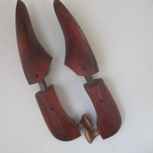 Pair of Vintage Men's Wood & Metal Shoe Trees/Forms, 10.75"/6C, Articulated, Mahogany Stain Solid Wood, Use or Display, Masculine Home Decor Bild 6
