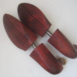 Pair of Vintage Men's Wood & Metal Shoe Trees/Forms, 10.75"/6C, Articulated, Mahogany Stain Solid Wood, Use or Display, Masculine Home Decor Bild 4