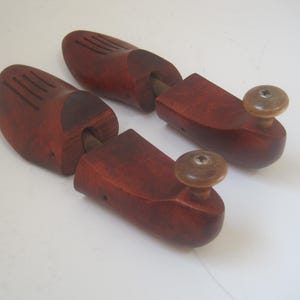 Pair of Vintage Men's Wood & Metal Shoe Trees/Forms, 10.75"/6C, Articulated, Mahogany Stain Solid Wood, Use or Display, Masculine Home Decor Bild 1