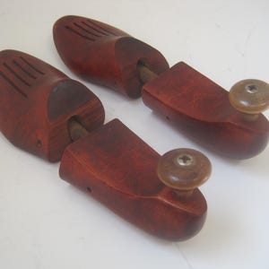 Pair of Vintage Men's Wood & Metal Shoe Trees/Forms, 10.75"/6C, Articulated, Mahogany Stain Solid Wood, Use or Display, Masculine Home Decor Bild 2