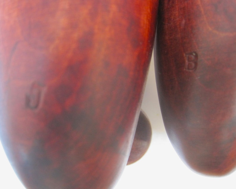 Puede incluir: Dos estiradores de zapatos de madera con un acabado marr&oacute;n. Los estiradores de zapatos tienen una letra "B" estampada en ellos.